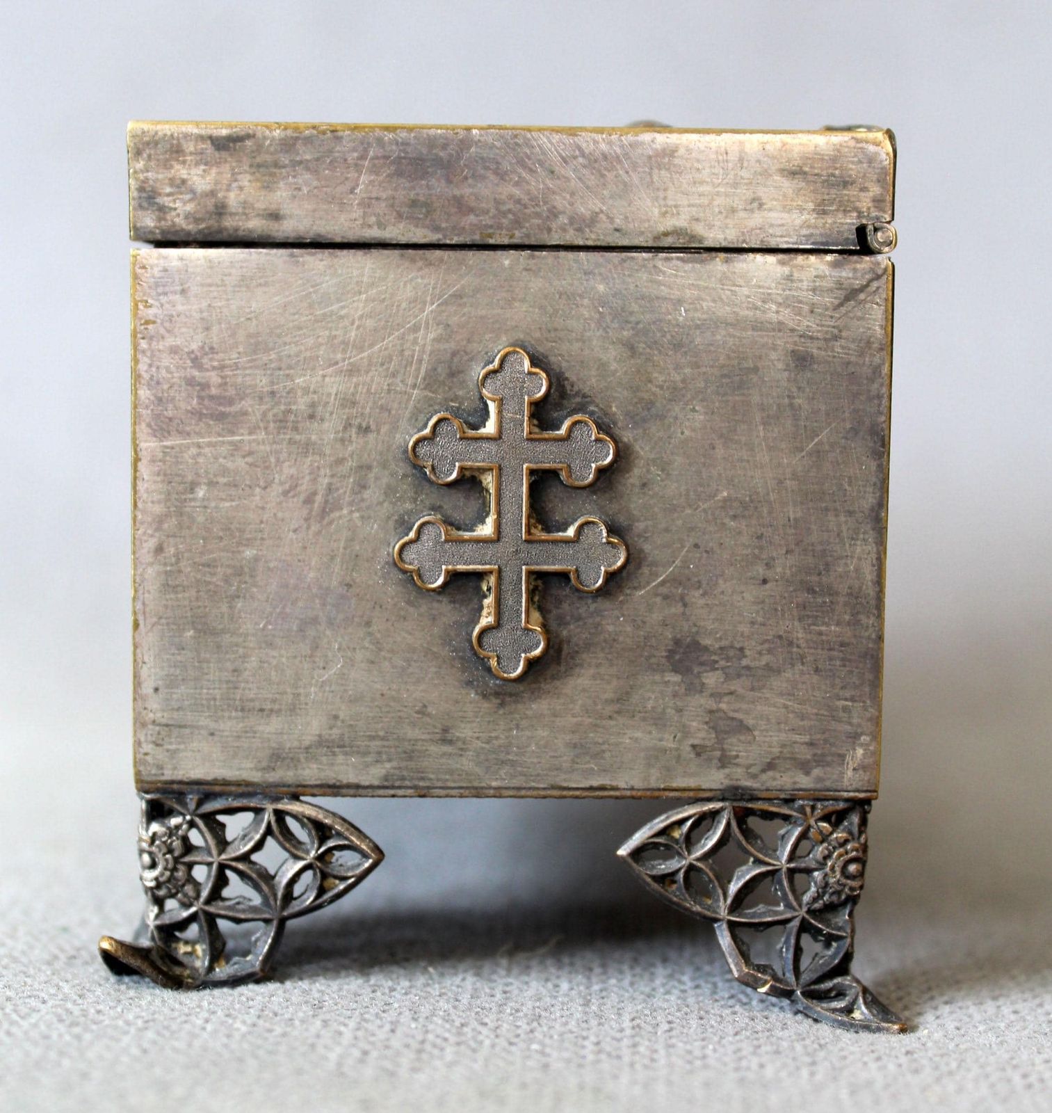 97.0 Boîte d'époque fin XIXe siècle, début XXe siècle, plaquée argent sur laiton, décoration en cuivre croix de Lorraine et chardon écossais, doublure en satin touffeté photo