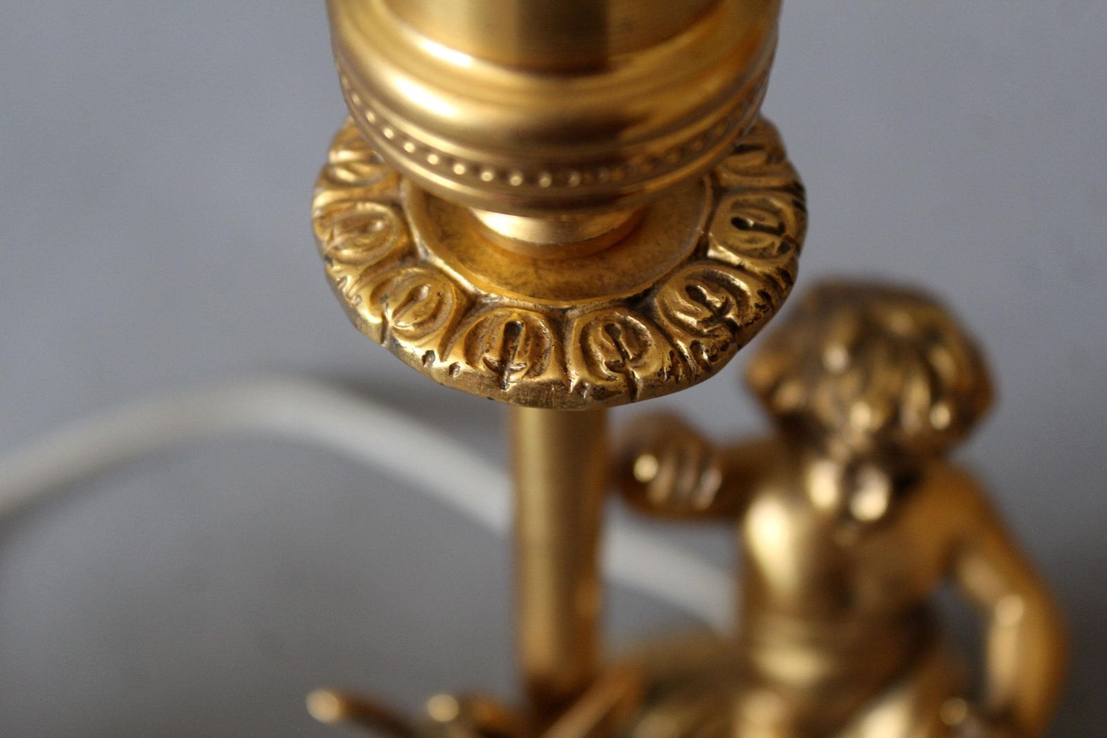 photo vinterior Lampe de table vintage française en laiton massif coulé, de style Louis XVI, putti chérubin, bronze doré, lampe de table, fonctionne, figurine sculpture