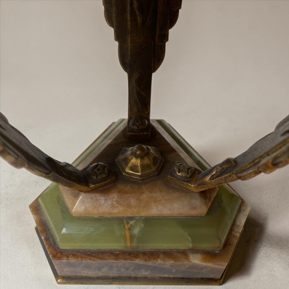 photo vinterior Art Deco French Clock With Its Pair Of Matching Garnitures