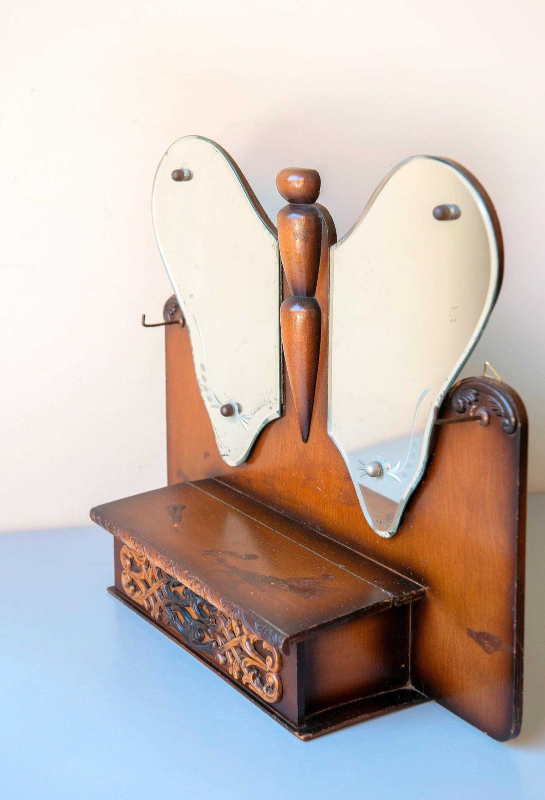photo furniture Vintage Vlindervormige Spiegelkast | Wandkastje Met Spiegel | Houten Plank Met Houtsnijwerk | Art Deco Opbergkast
