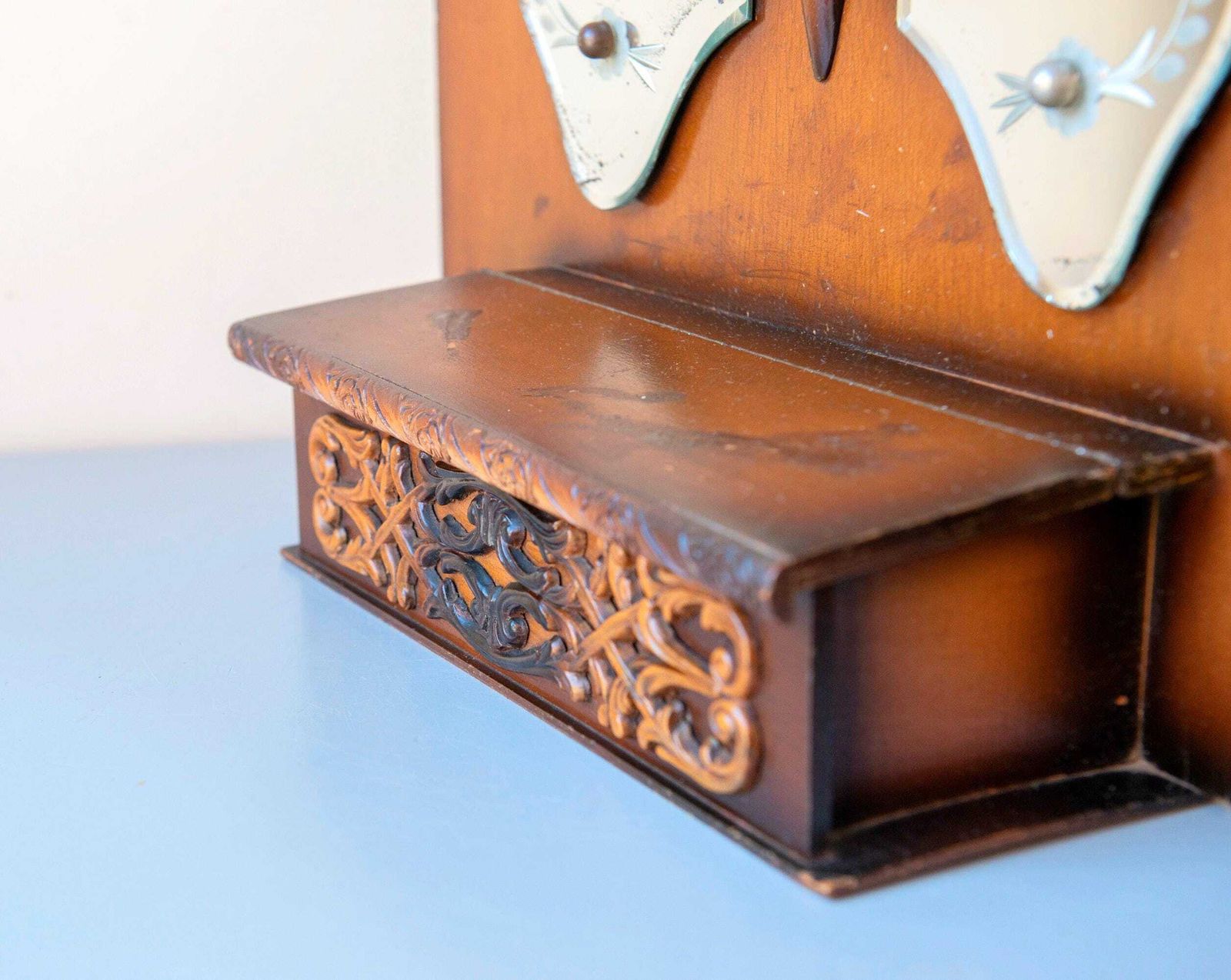 photo for sale Vintage Vlindervormige Spiegelkast | Wandkastje Met Spiegel | Houten Plank Met Houtsnijwerk | Art Deco Opbergkast
