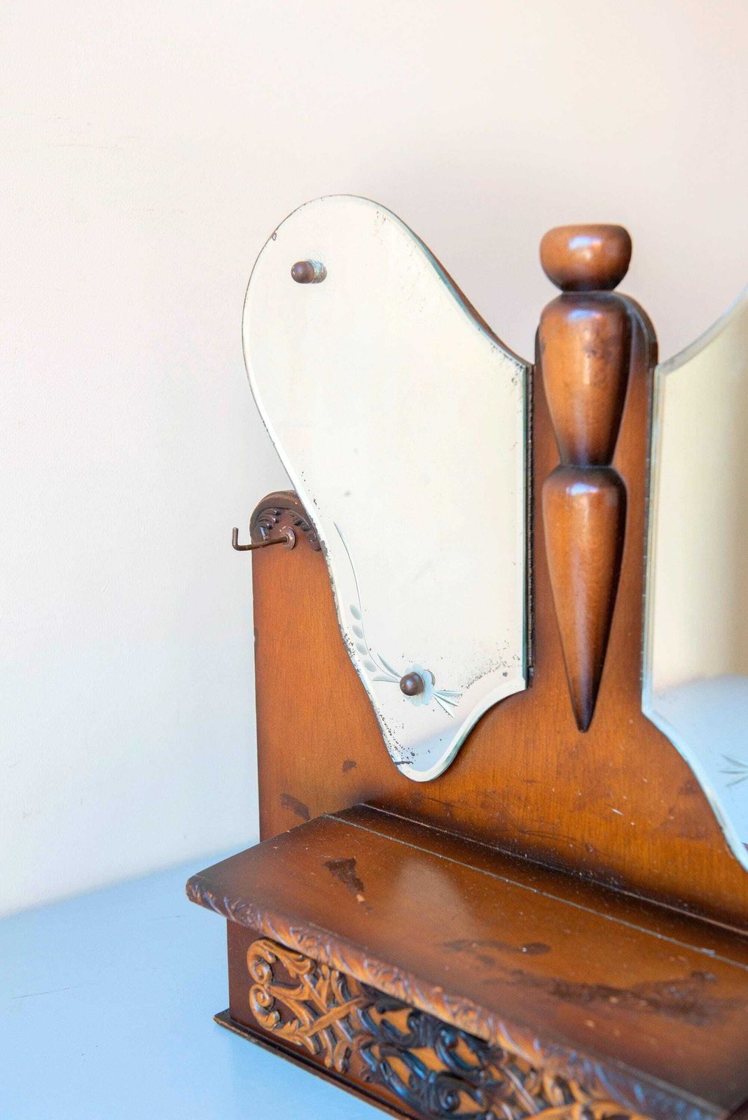 photo vinterior Vintage Vlindervormige Spiegelkast | Wandkastje Met Spiegel | Houten Plank Met Houtsnijwerk | Art Deco Opbergkast