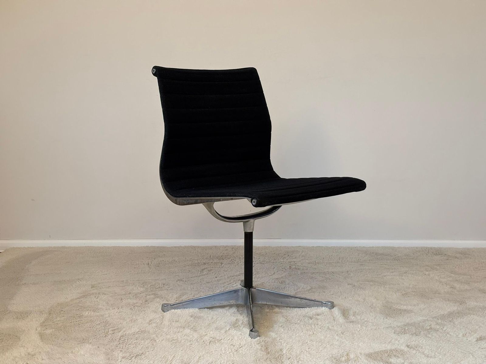 photo for sale Model Ea 105 Aluminium Swivel Chair By Eames For Herman Miller, 1970s