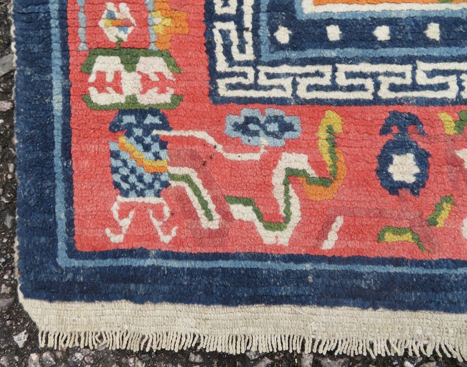 Antique Tibetan Rug. 137cm X 75cm. photo vinterior