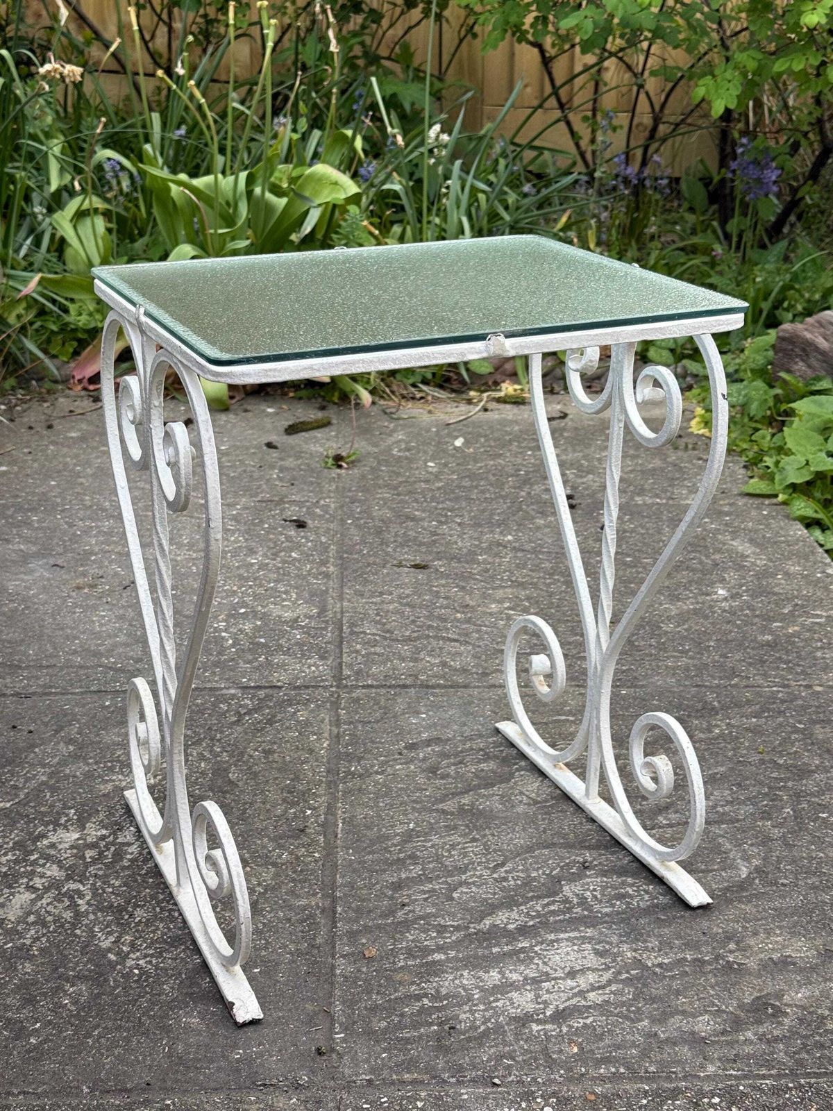photo vintage Vintage Wrought Iron Side Table Glass Top Garden Patio Side Table