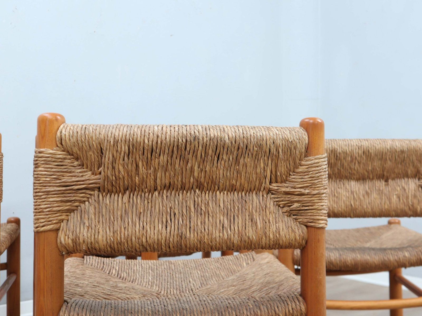 photo vintage Set Of 8 Chairs 1960s Charlotte Perriand Style Woven Straw & Wood