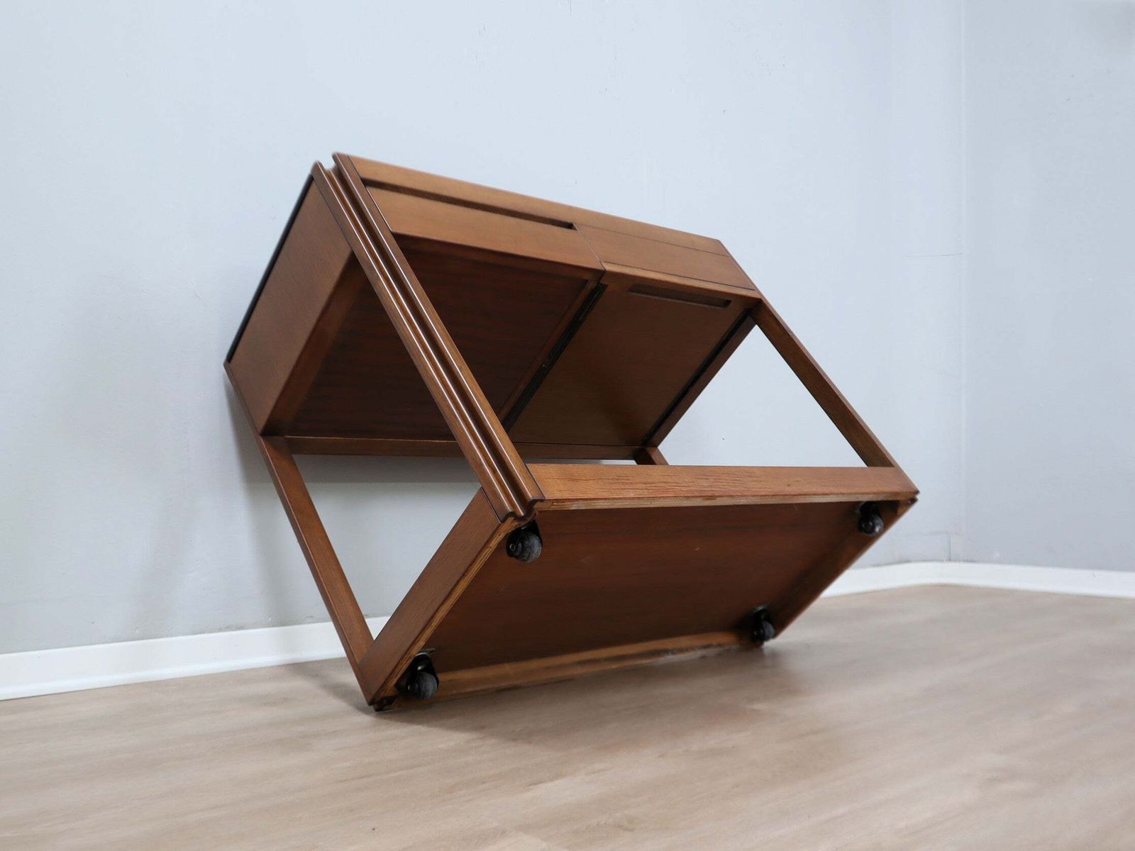 photo vinterior Angelo Mangiarotti voor Molteni 4D Series massief houten barkar, jaren 1970