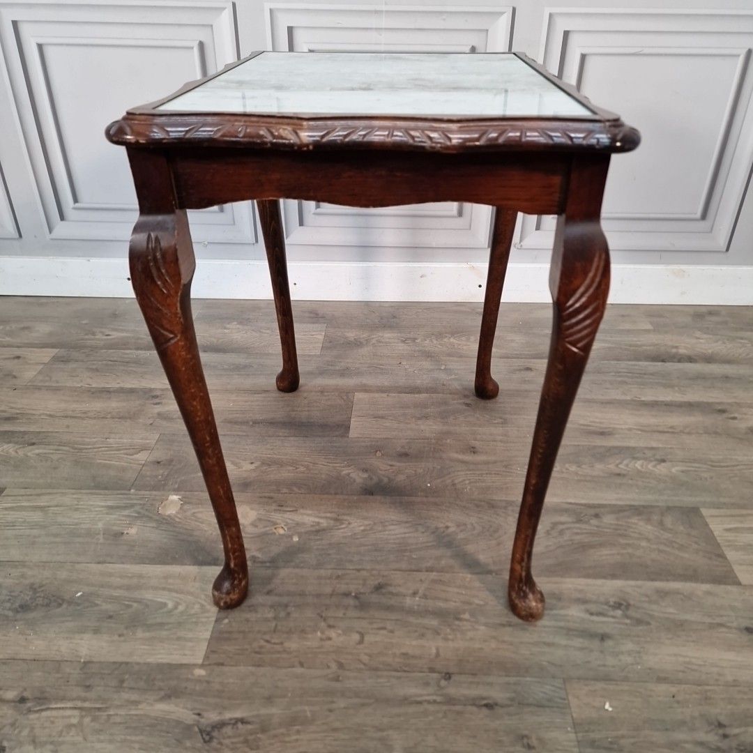 photo vintage Vintage Side Coffee Table Glass Top Occasional Table Retro Wooden Carved