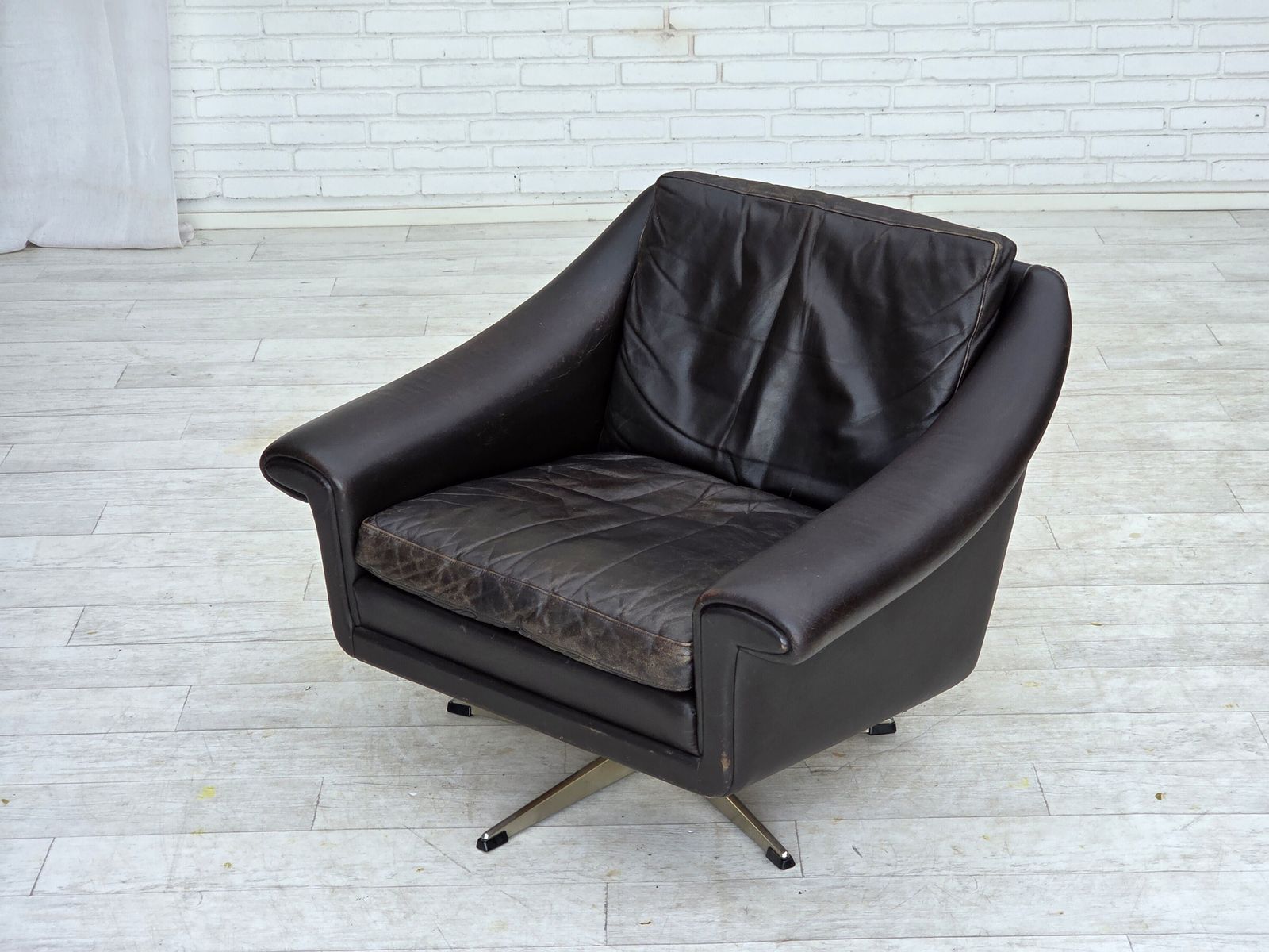 Meubels Ca. Jaren 1960, Deense Draaifauteuil Van Aage Christensen, Meubelsleder. photo