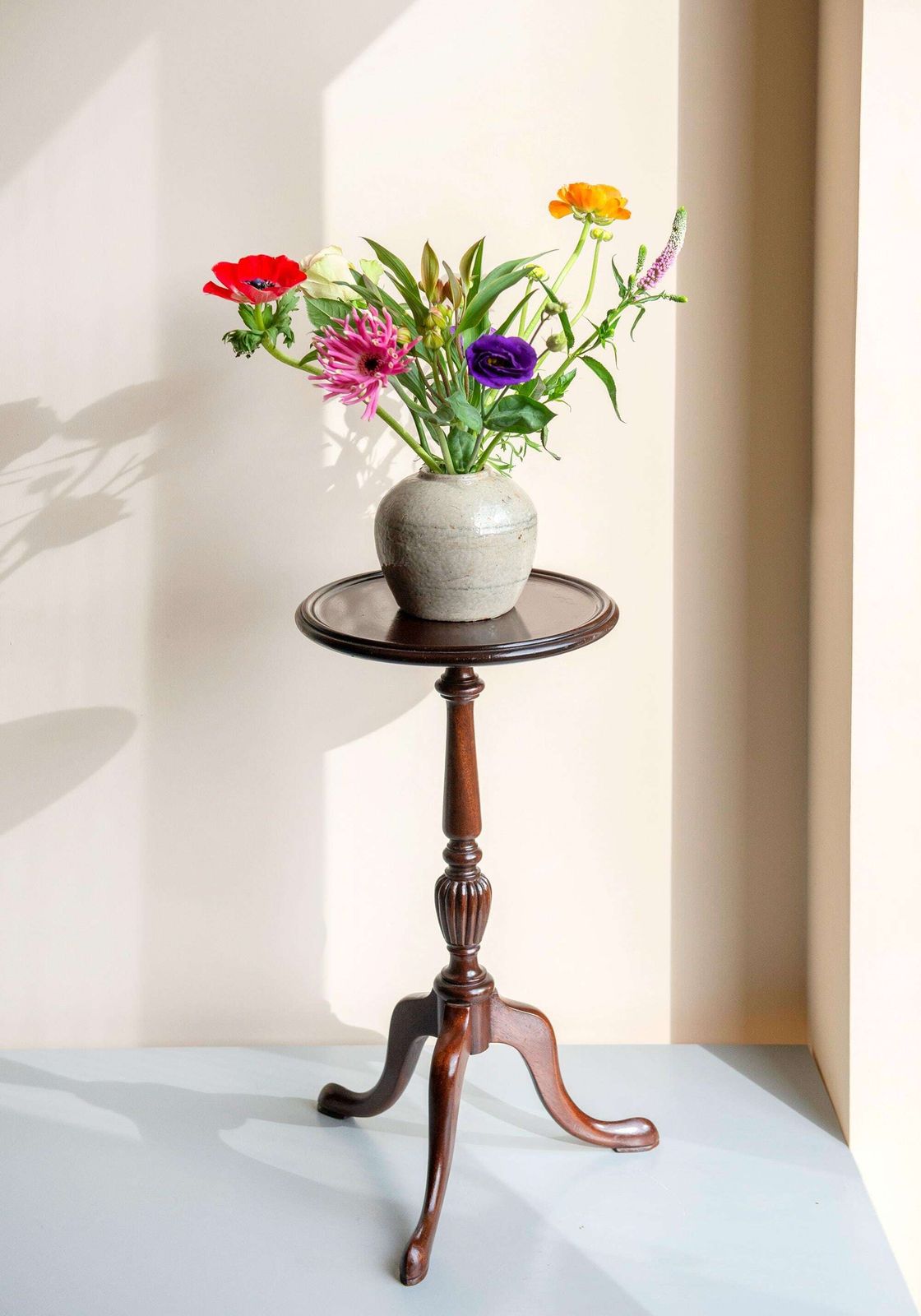 Antiek Georgisch Wijntafeltje   Driepoot Bijzettafel   Mahonie Ronde Accenttafel photo Meubels