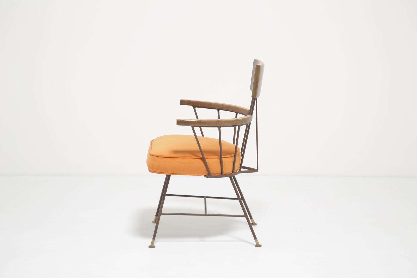 Mobilier Fauteuil Richard McCarthy « Iron Age » en frêne et fer forgé, revêtement en velours orange, pour Selrite, années 1950. photo