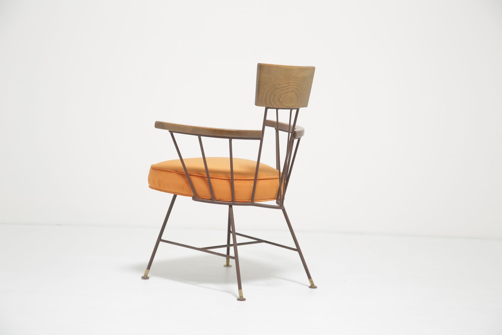 photo vintage Fauteuil Richard McCarthy « Iron Age » en frêne et fer forgé, revêtement en velours orange, pour Selrite, années 1950.