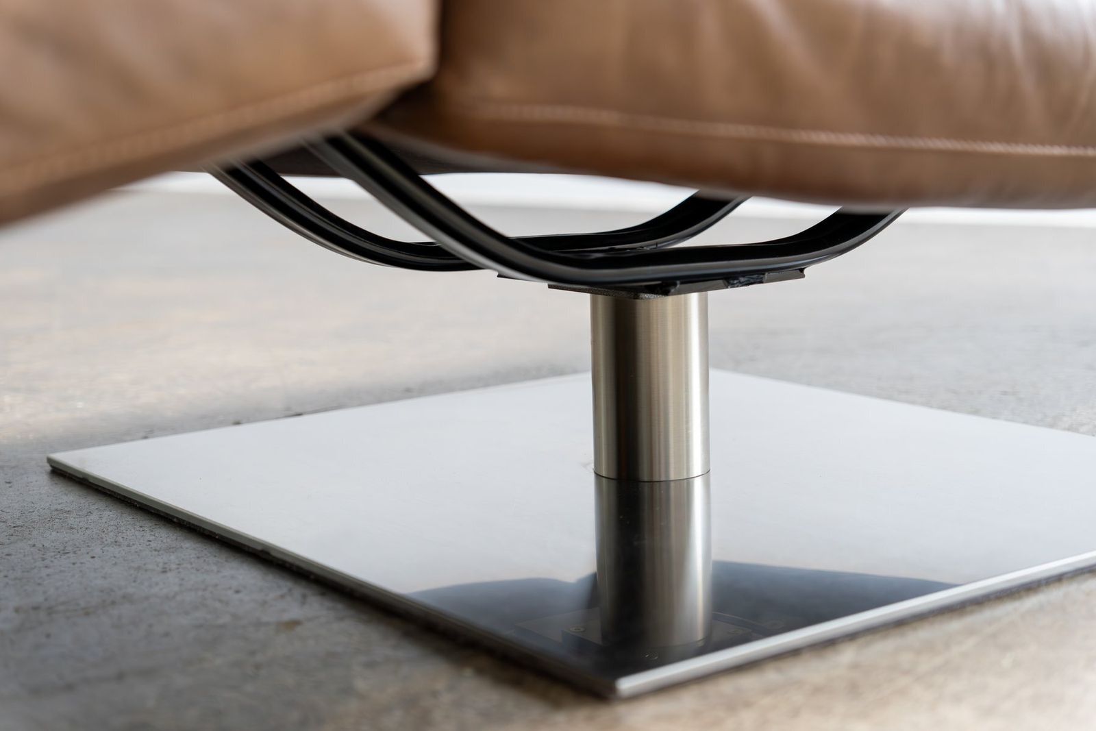 photo furniture Zeta Chaise Lounge In Leather From Natuzzi, 2000s