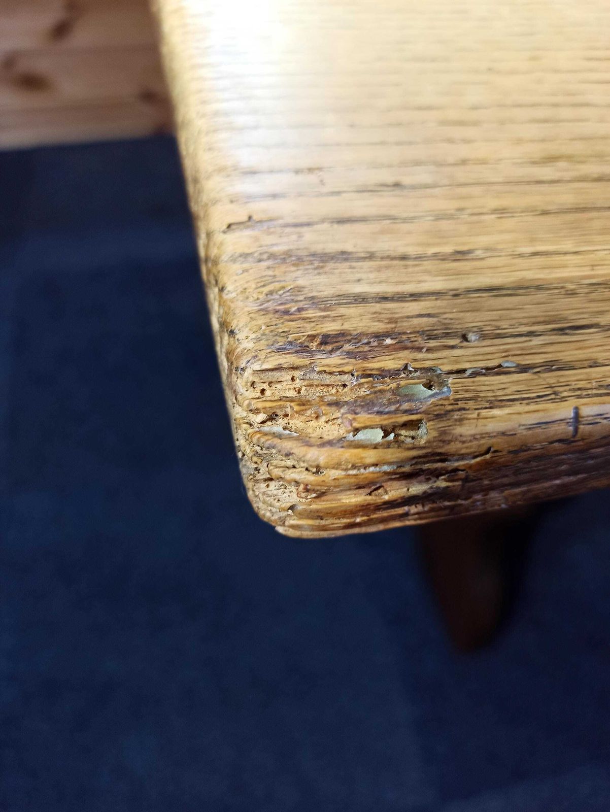 Table de réfectoire vintage en chêne massif. photo vintage