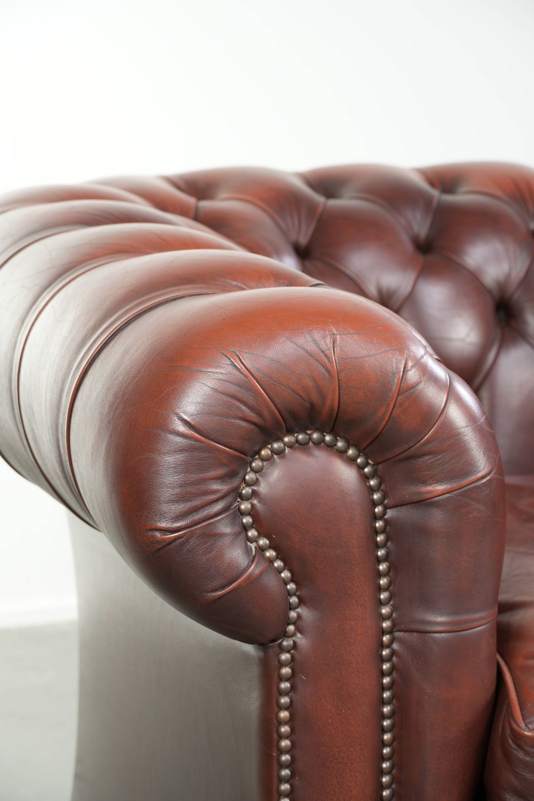 photo for sale Roodbruine Chesterfield Fauteuil Van Koeienhuid In Klassieke Engelse Stijl.