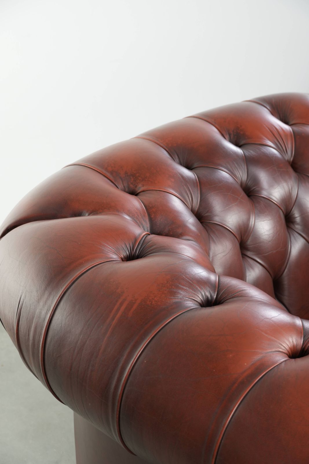 Meubels Roodbruine Chesterfield Fauteuil Van Koeienhuid In Klassieke Engelse Stijl. photo