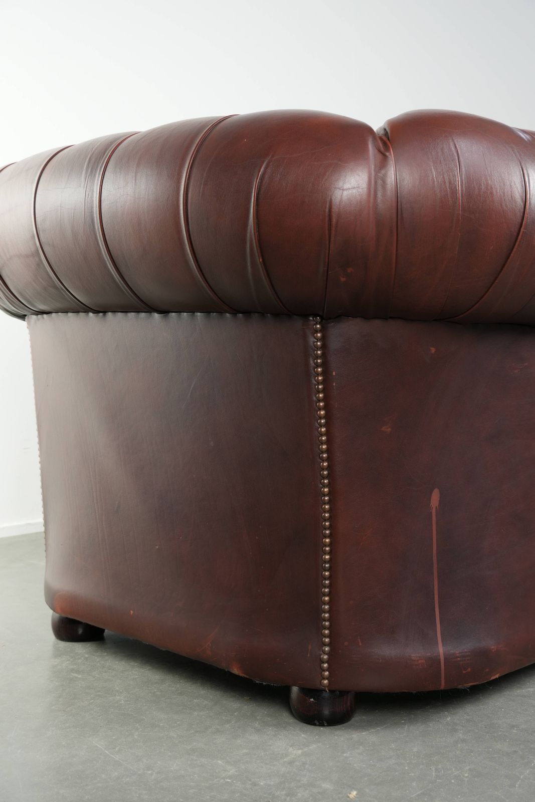 photo vinterior Beautiful Red/Brown Cowhide Chesterfield Armchair In A Classic English Style With A Stunning Appearance.