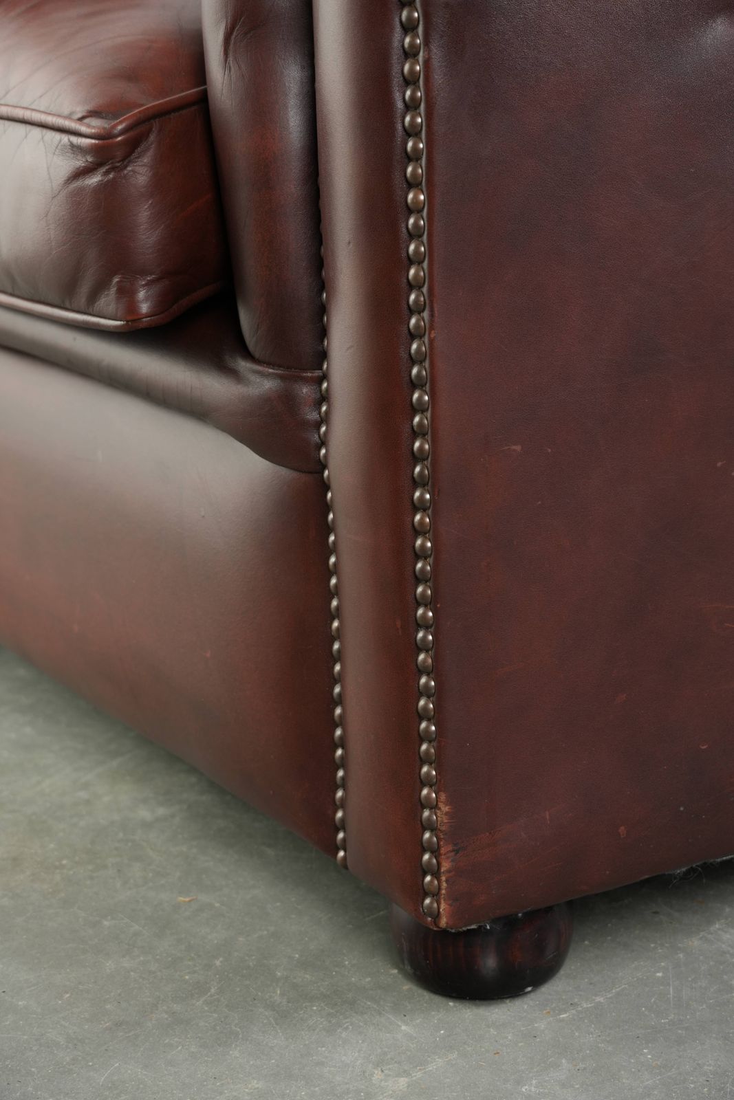 photo buy Roodbruine Chesterfield Fauteuil Van Koeienhuid In Klassieke Engelse Stijl.