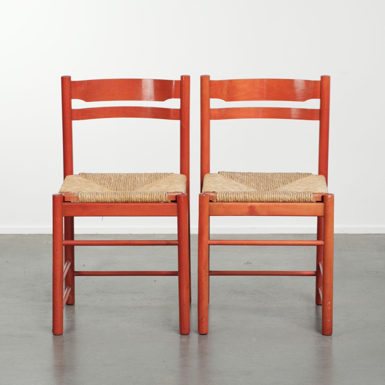 Set Van Twee Rode Vintage Houten Stoelen Uit De Jaren '70 Met Gevlochten Rieten Zitting