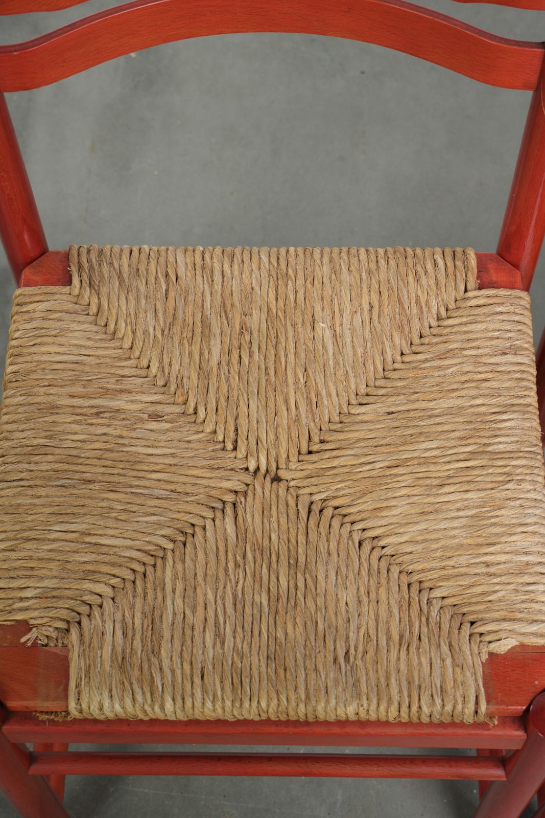 Set Van Twee Rode Vintage Houten Stoelen Uit De Jaren '70 Met Gevlochten Rieten Zitting photo vinterior