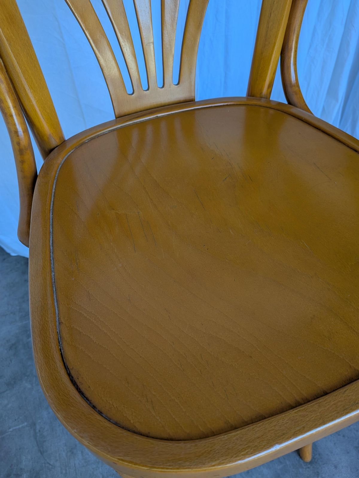 photo vintage Vintage Bentwood Bar Chair With Armrests, Mid Century Pub Stool Thonet Style