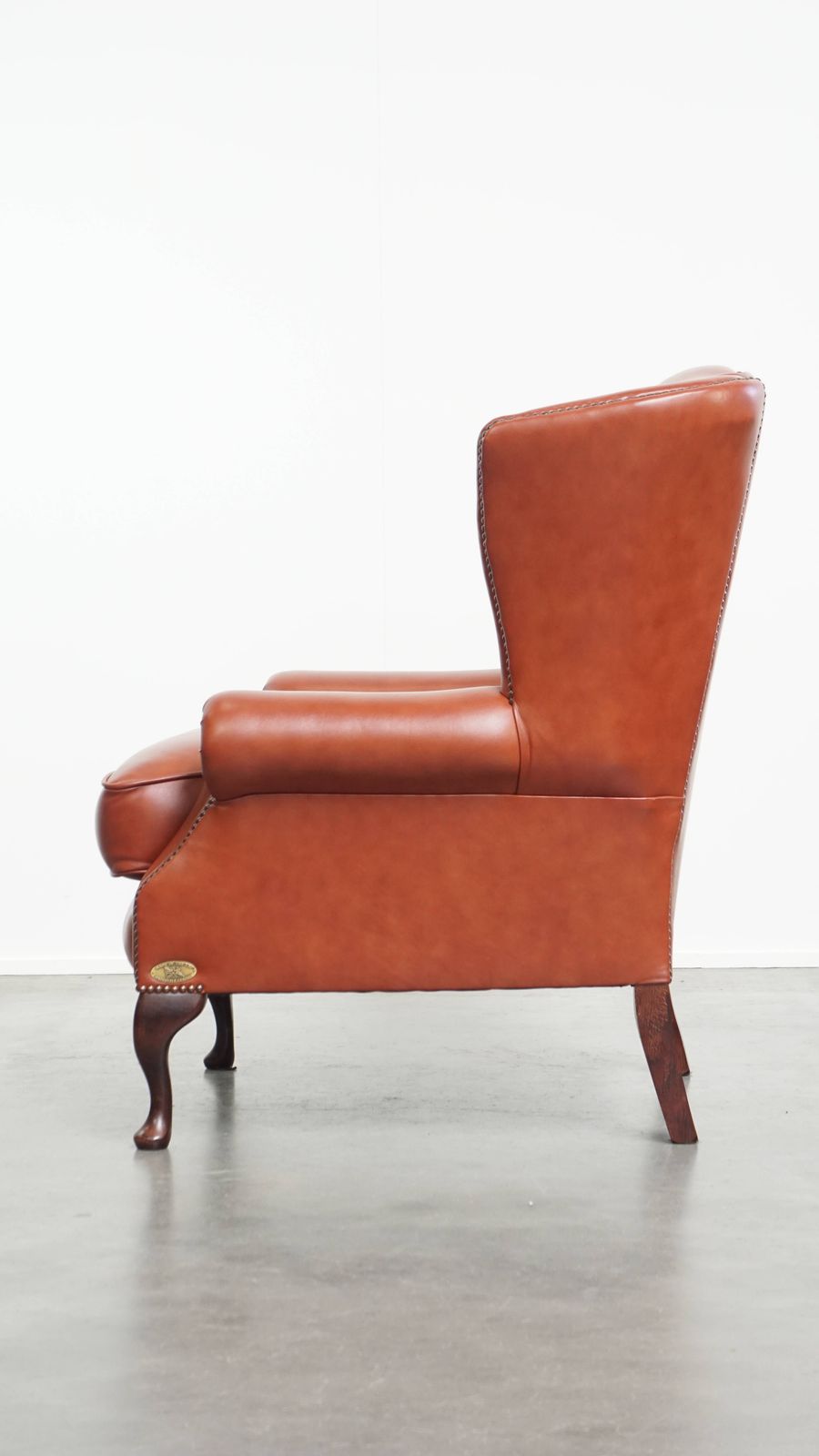 Elegante En Comfortabele Chesterfield Vleugelfauteuil In Glad Engelse Koeienhuid Met Sierlijke Poten photo 943.0