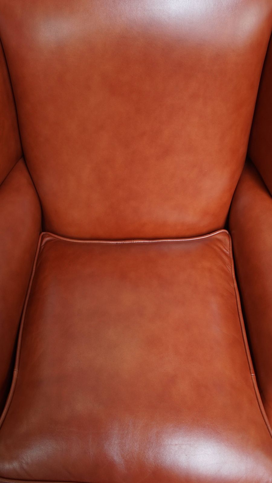 Elegante En Comfortabele Chesterfield Vleugelfauteuil In Glad Engelse Koeienhuid Met Sierlijke Poten photo vinterior