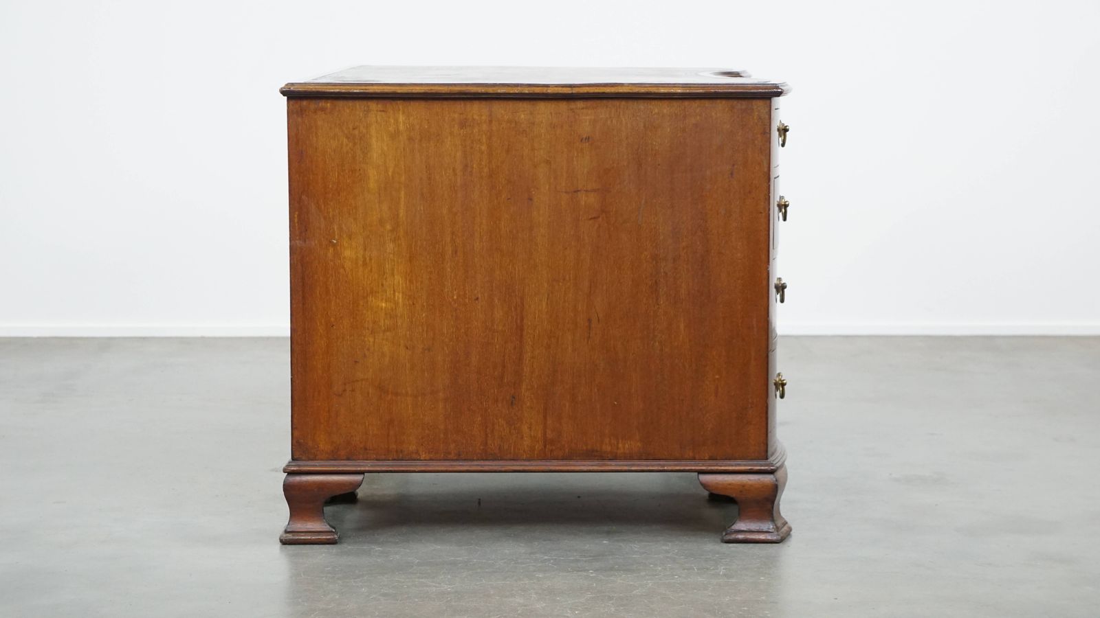 Antiek Engels Houten Bureau Uit De Eind 19e Eeuw Met Lederen Blad En Gebogen Front. photo Meubels