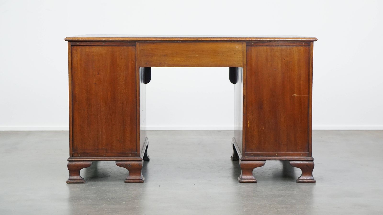 Antiek Engels Houten Bureau Uit De Eind 19e Eeuw Met Lederen Blad En Gebogen Front. photo 1342.0