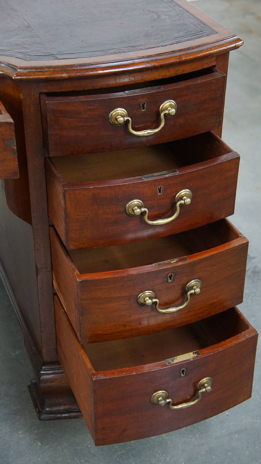 photo for sale Antiek Engels Houten Bureau Uit De Eind 19e Eeuw Met Lederen Blad En Gebogen Front.