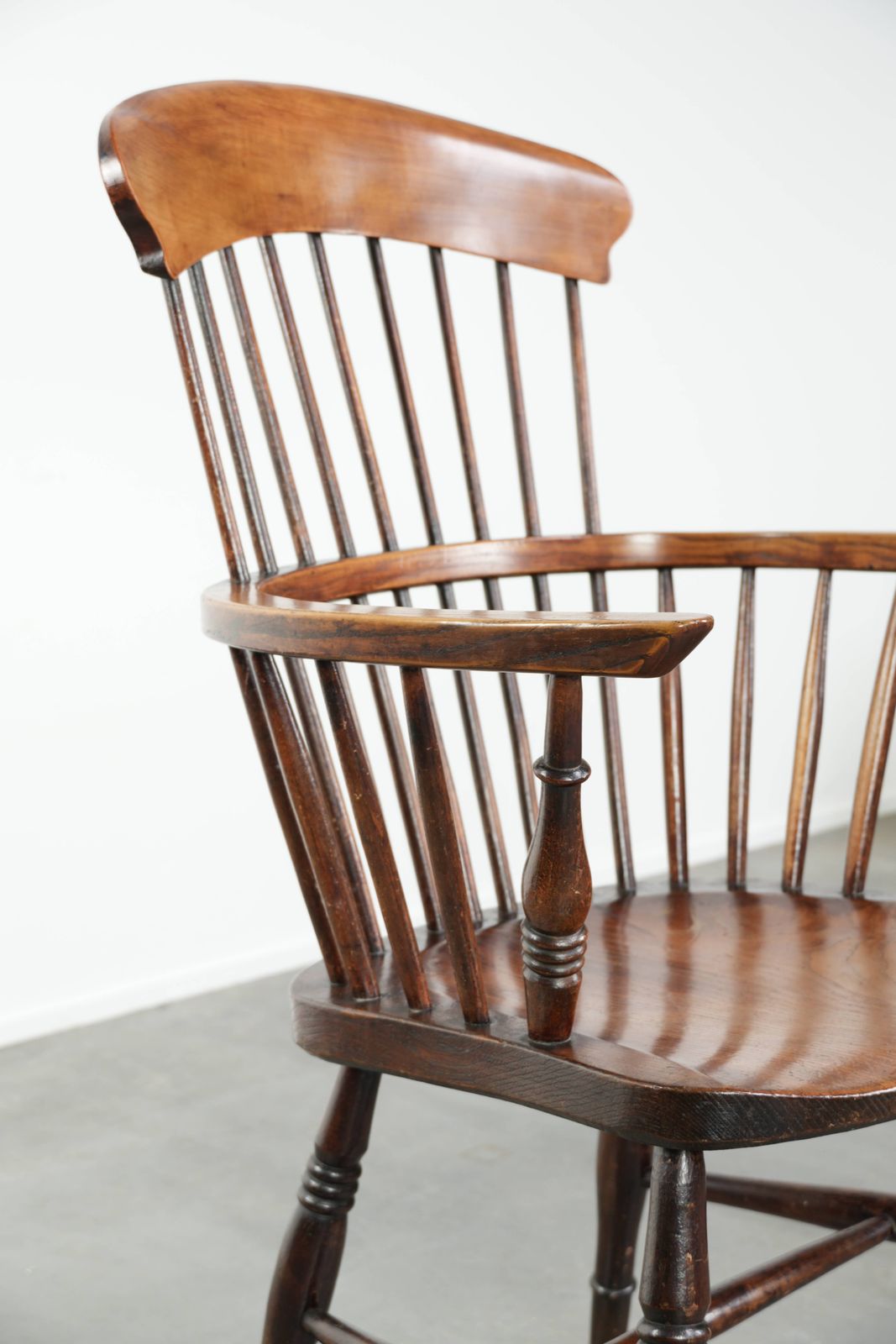 photo furniture Zeldzame Antieke Engelse Windsor Stoel Met Hoge Rug Uit De 19e Eeuw, Met Mooie Patina.