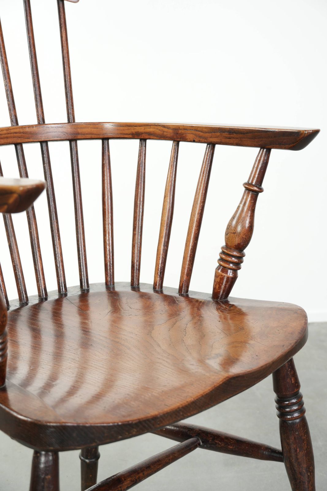 photo for sale Zeldzame Antieke Engelse Windsor Stoel Met Hoge Rug Uit De 19e Eeuw, Met Mooie Patina.