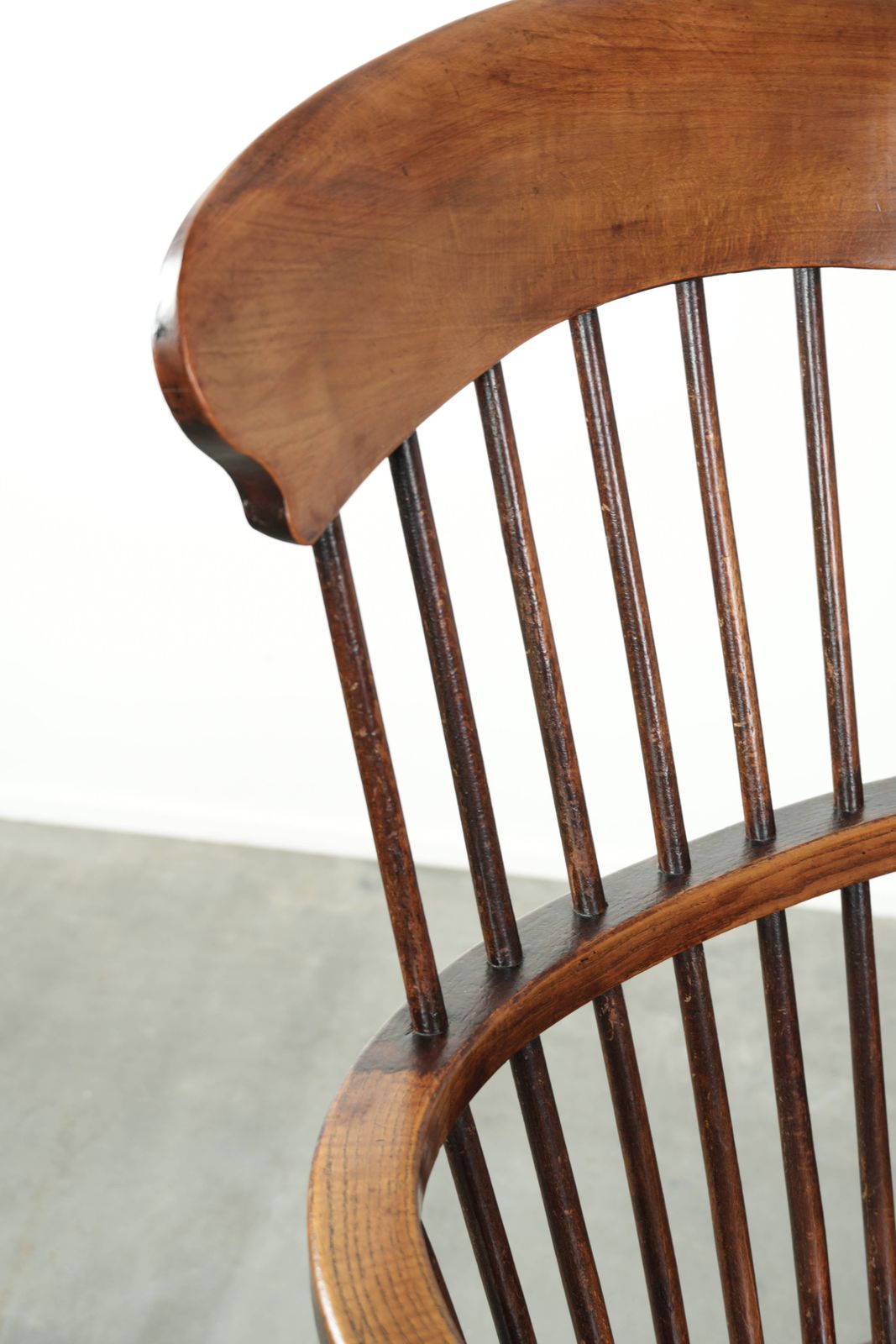 photo vinterior Zeldzame Antieke Engelse Windsor Stoel Met Hoge Rug Uit De 19e Eeuw, Met Mooie Patina.