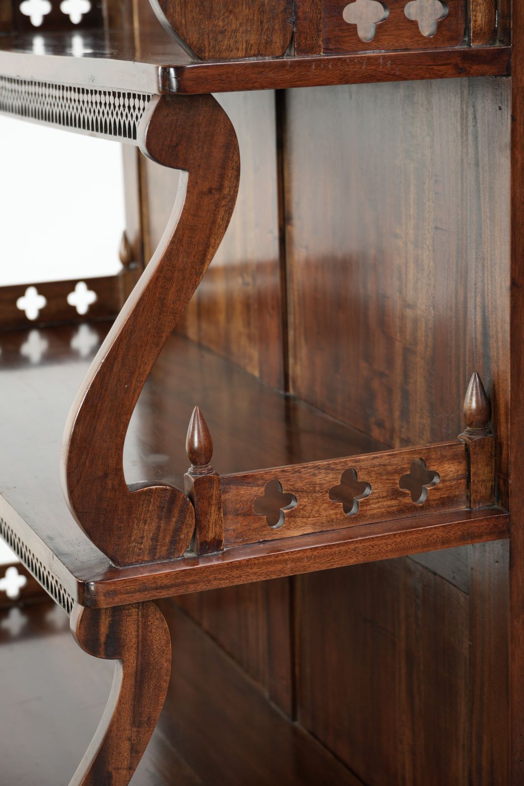 photo furniture Sierlijke Houten Kast – Geschikt Als Keukenkast, Legkast Of Boekenkast – Met Een Tijdloze Klassieke Engelse Uitstraling Uit De 20e Eeuw