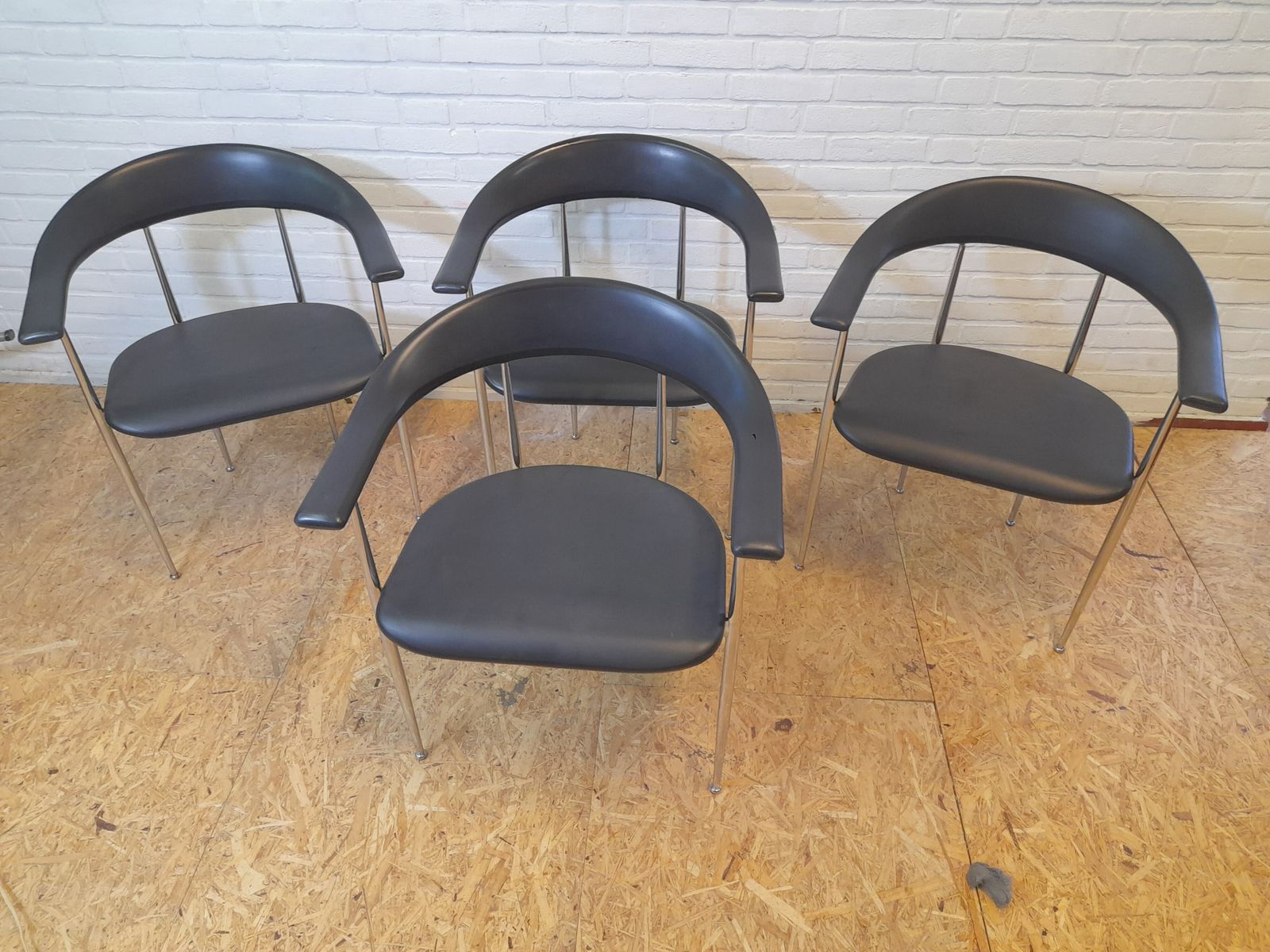 Set Of 4 Fasem P40 Diner Chairs photo 851.0