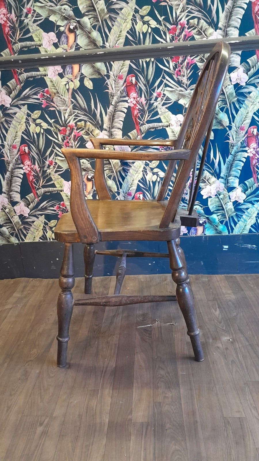 Antique Windsor Wheelback Spindle Carver Chair, Great Condition photo vinterior