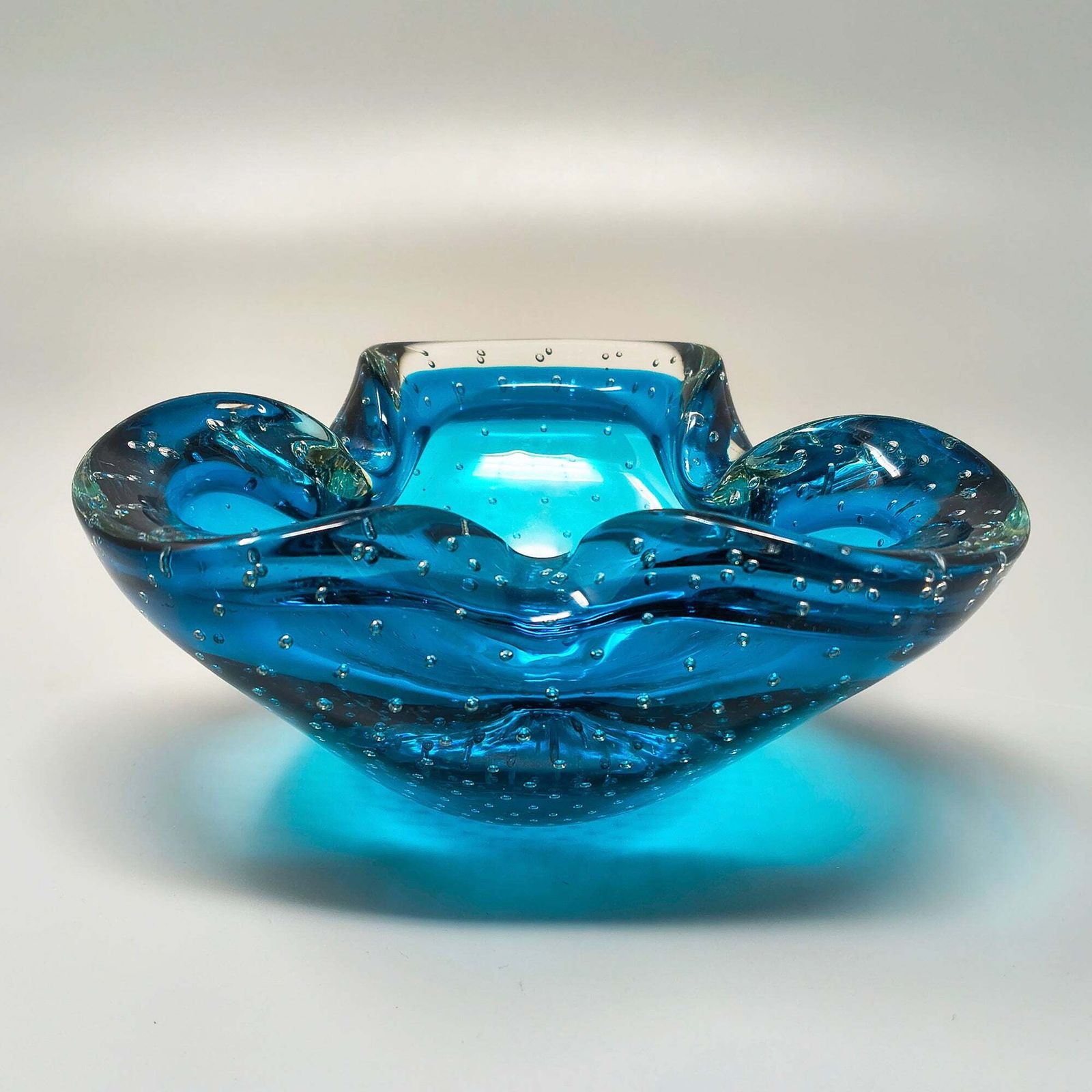 Cendrier ou vide-poche mid-century années 1960 en verre de Murano Bullicante bleu, par Flavio Poli. photo for sale
