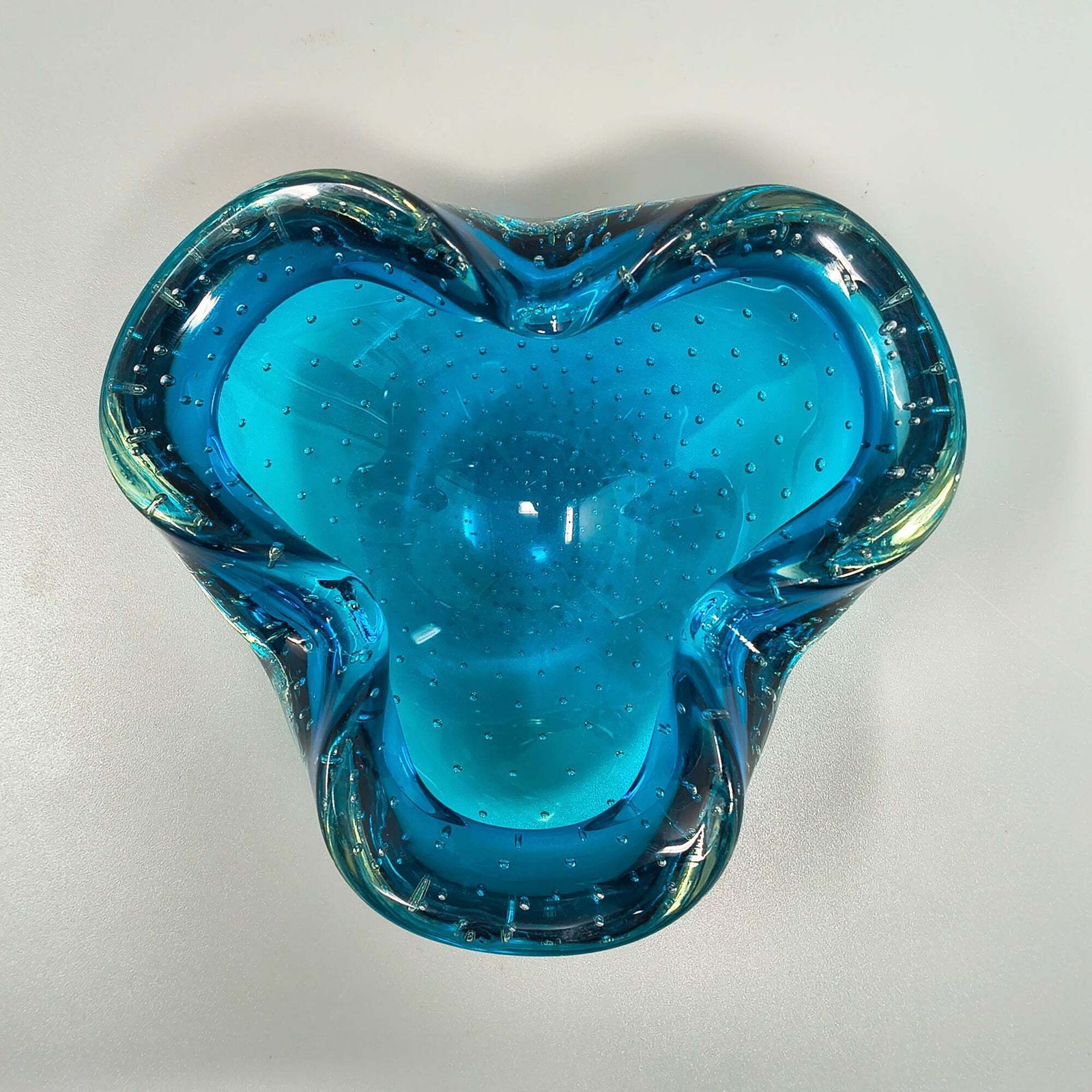 Cendrier ou vide-poche mid-century années 1960 en verre de Murano Bullicante bleu, par Flavio Poli. photo buy