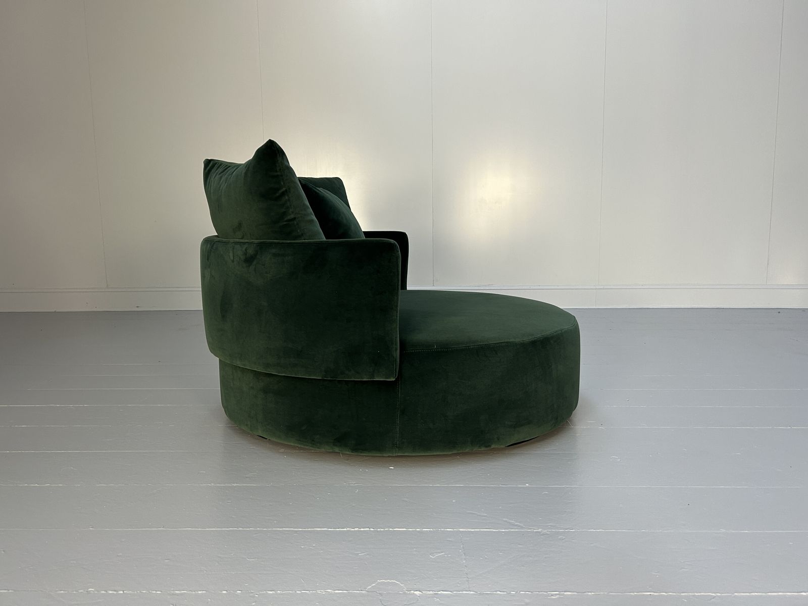 Fendi Casa Round Circular Chaise Daybed In Green Italian Velvet photo for sale
