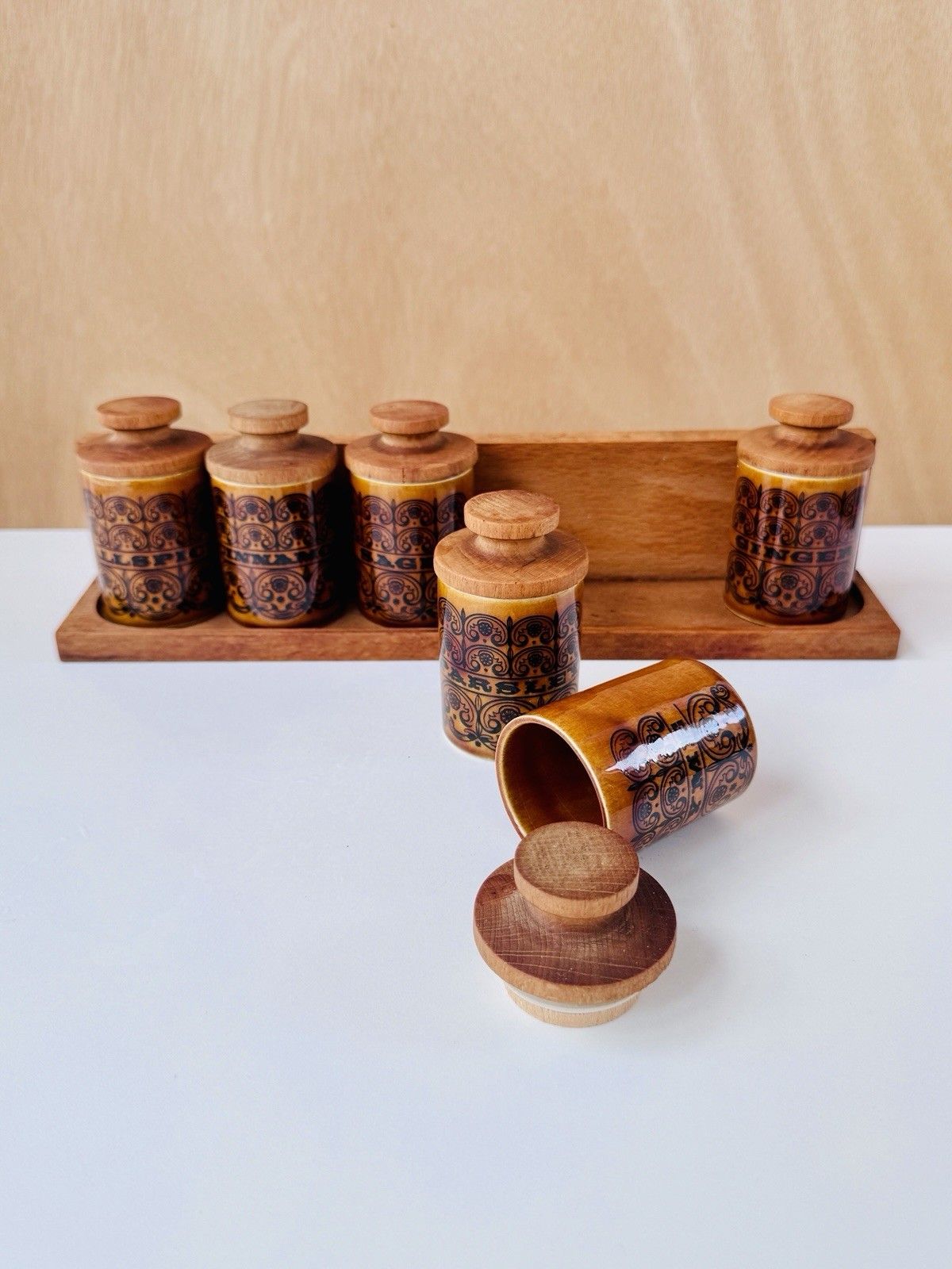 1960s Hornsea Pottery Scroll 6 Spice Jars With Turned Stoppers & Wooden Rack photo for sale