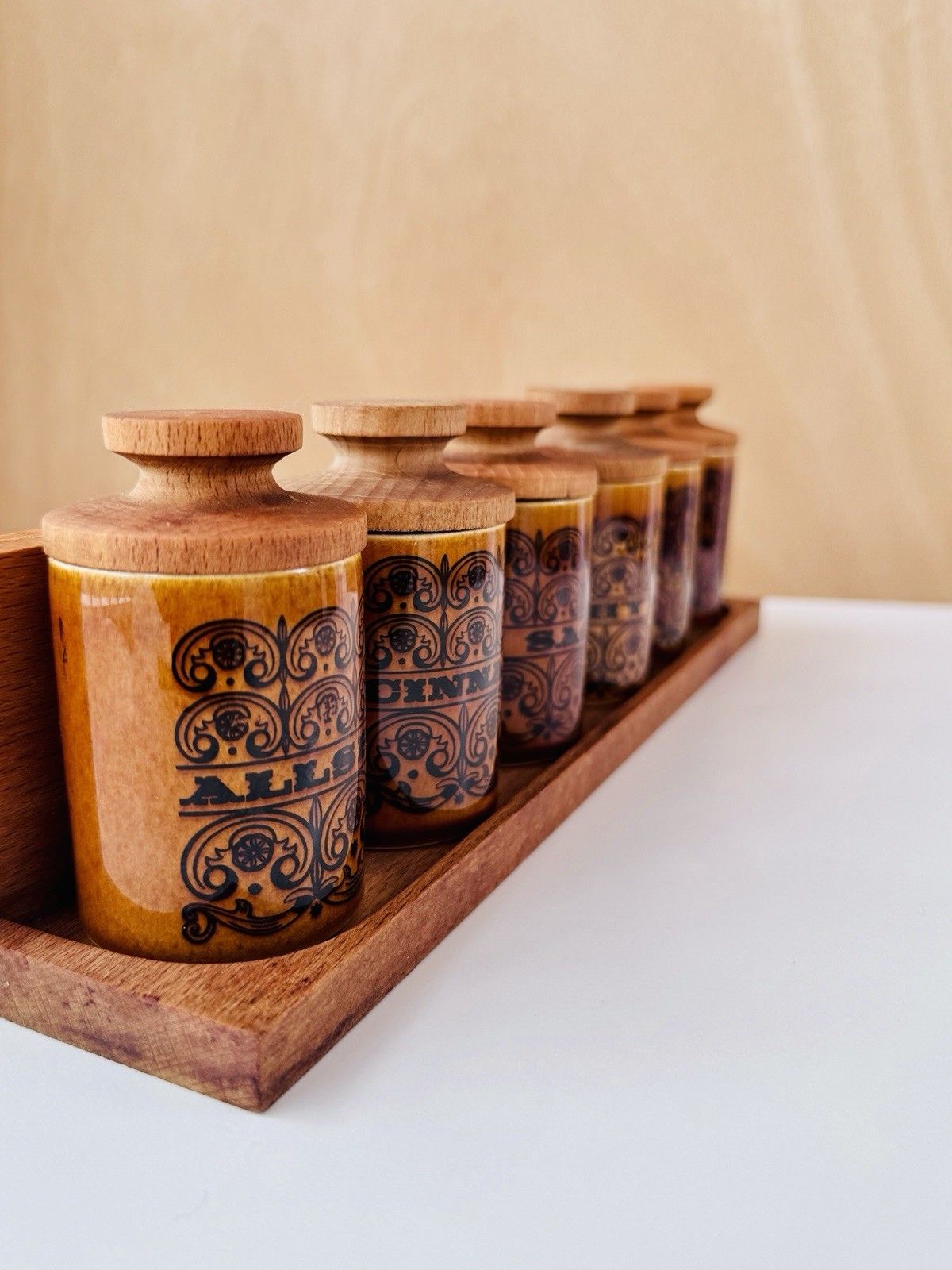 1960s Hornsea Pottery Scroll 6 Spice Jars With Turned Stoppers & Wooden Rack photo vinterior