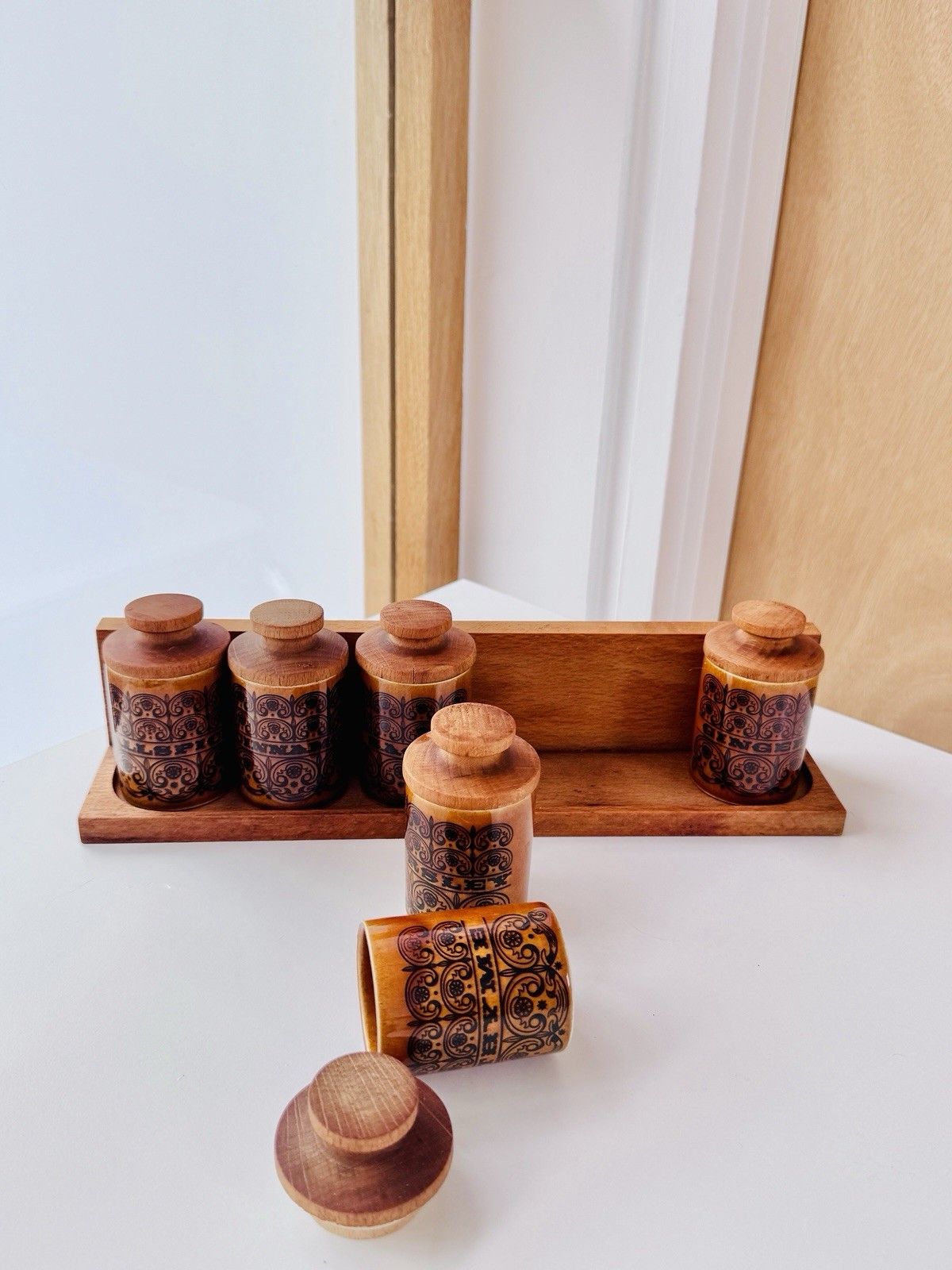 1960s Hornsea Pottery Scroll 6 Spice Jars With Turned Stoppers & Wooden Rack photo buy
