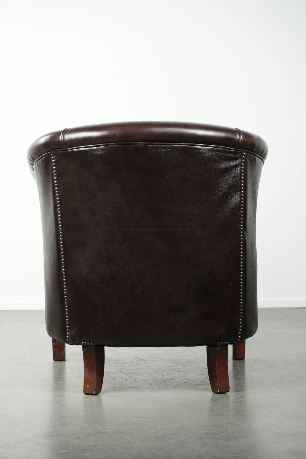 Donkere Koehuid Club Fauteuil Met Tijdloos Engels Design, Goede Staat photo Meubels