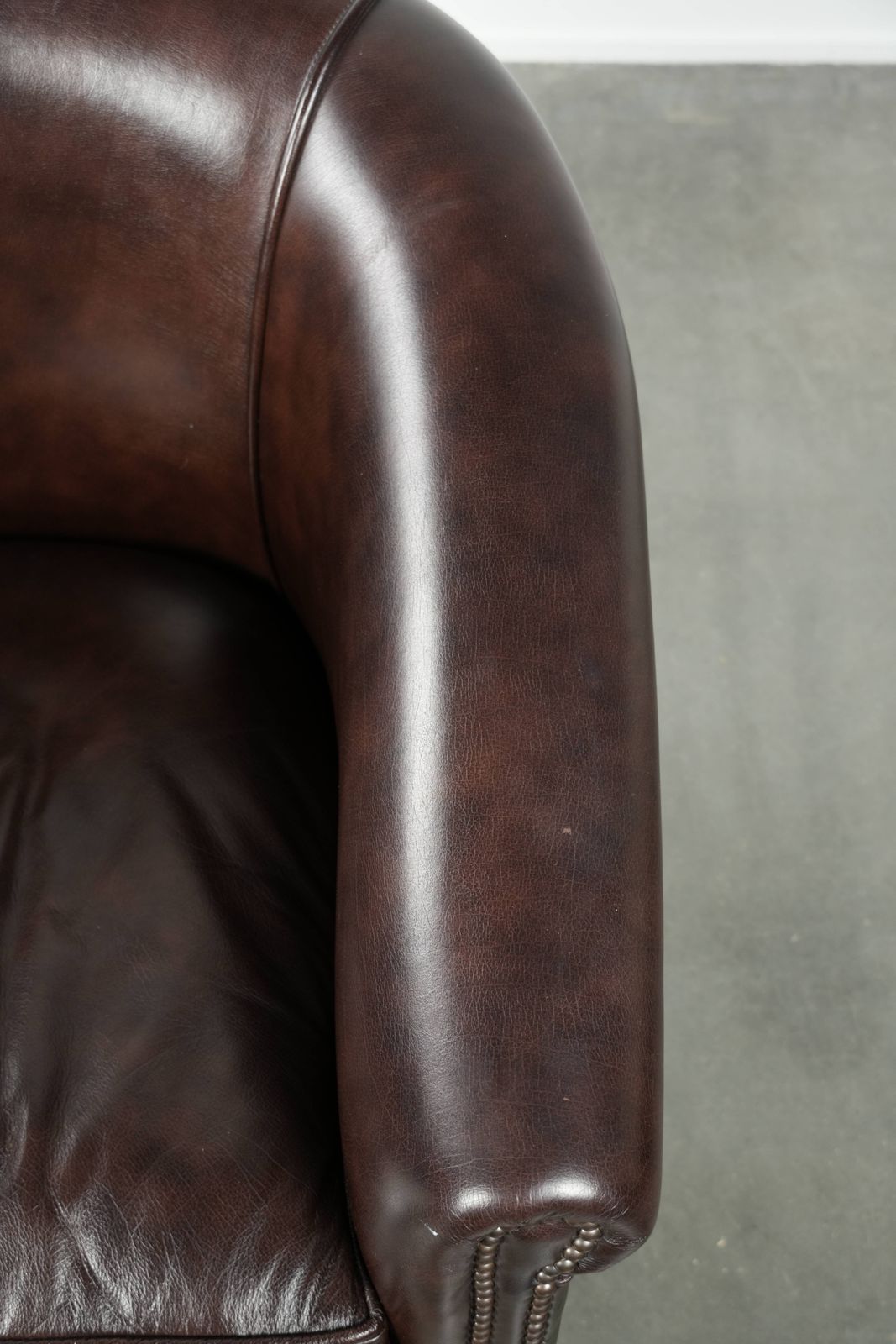 Donkere Koehuid Club Fauteuil Met Tijdloos Engels Design, Goede Staat photo vintage
