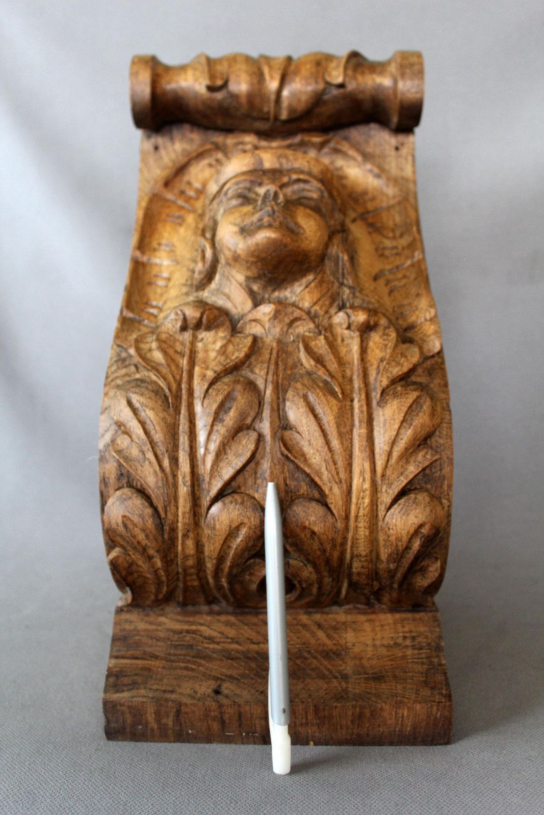Zeer Grote Antieke Sierkorbeel Van Hout, Scrolldesign, Mannengezicht, Vlaamse Stijl, Acanthus, Architecturaal, Stijl Renaissance, Sloophout photo for sale