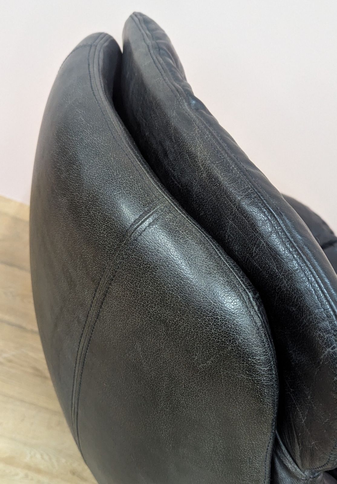 photo furniture Original Midcentury Danish Leather Swivel Chair By Bramin