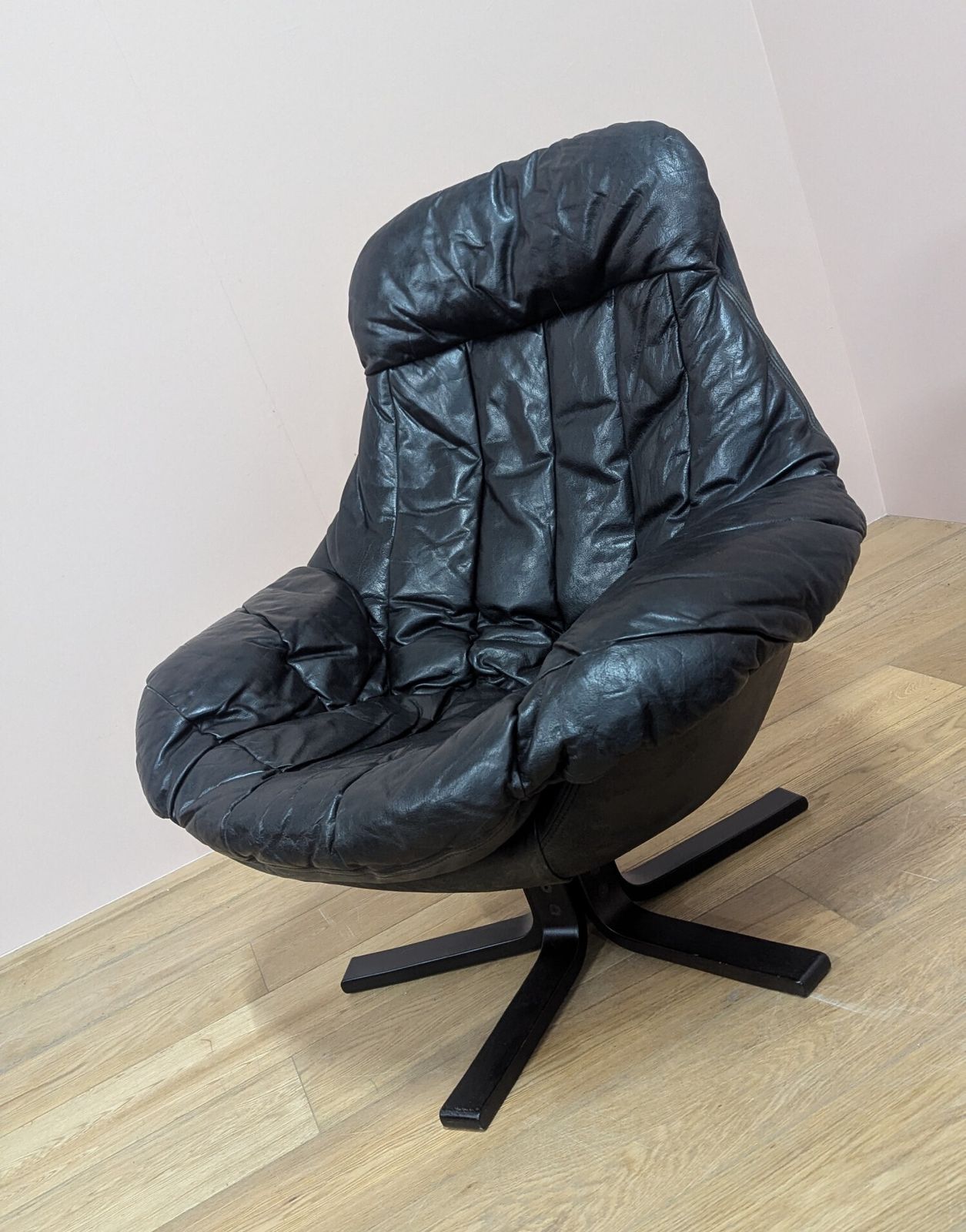 photo vintage Original Midcentury Danish Leather Swivel Chair By Bramin