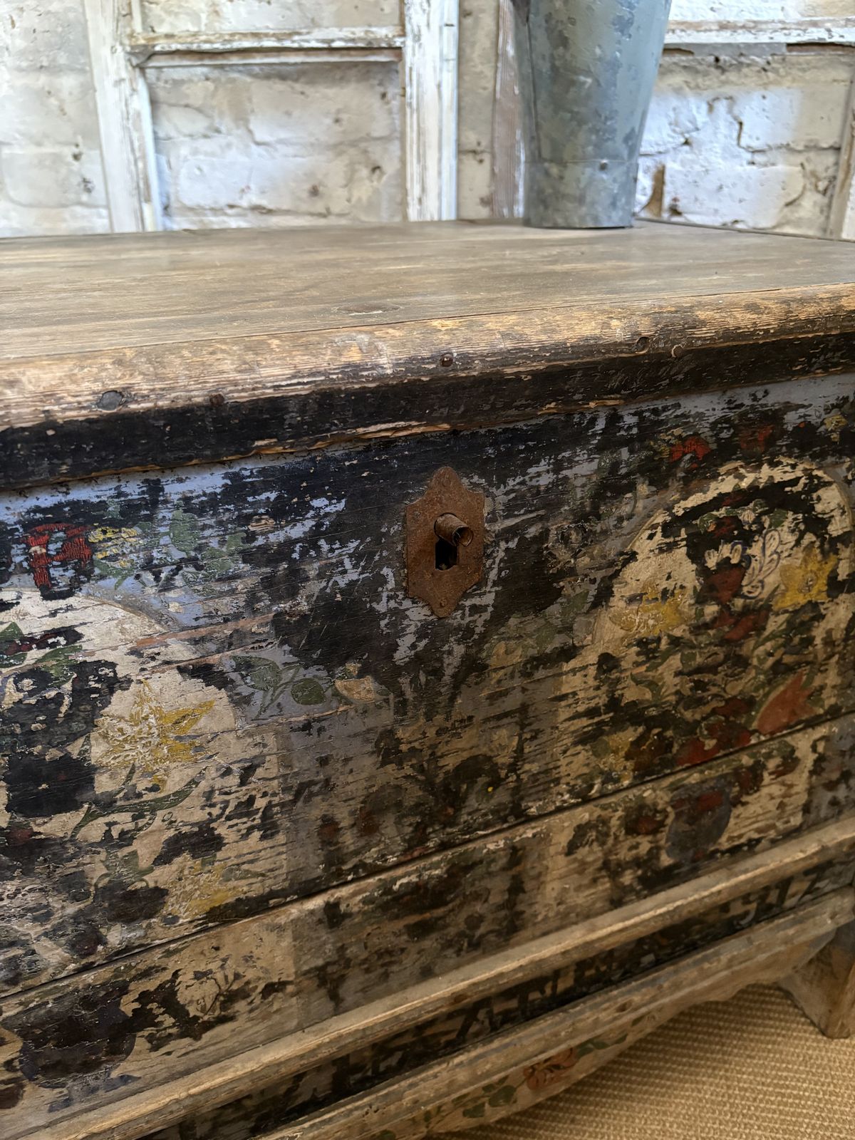 photo vintage Antique French Folk Art Painted Chest