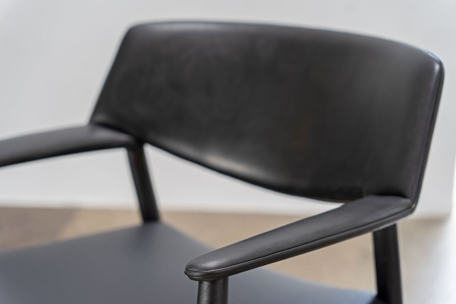 Leather Armchair By Ejnar Larsen And Aksel Bender Madsen For Willy Beck, 1949 photo vinterior