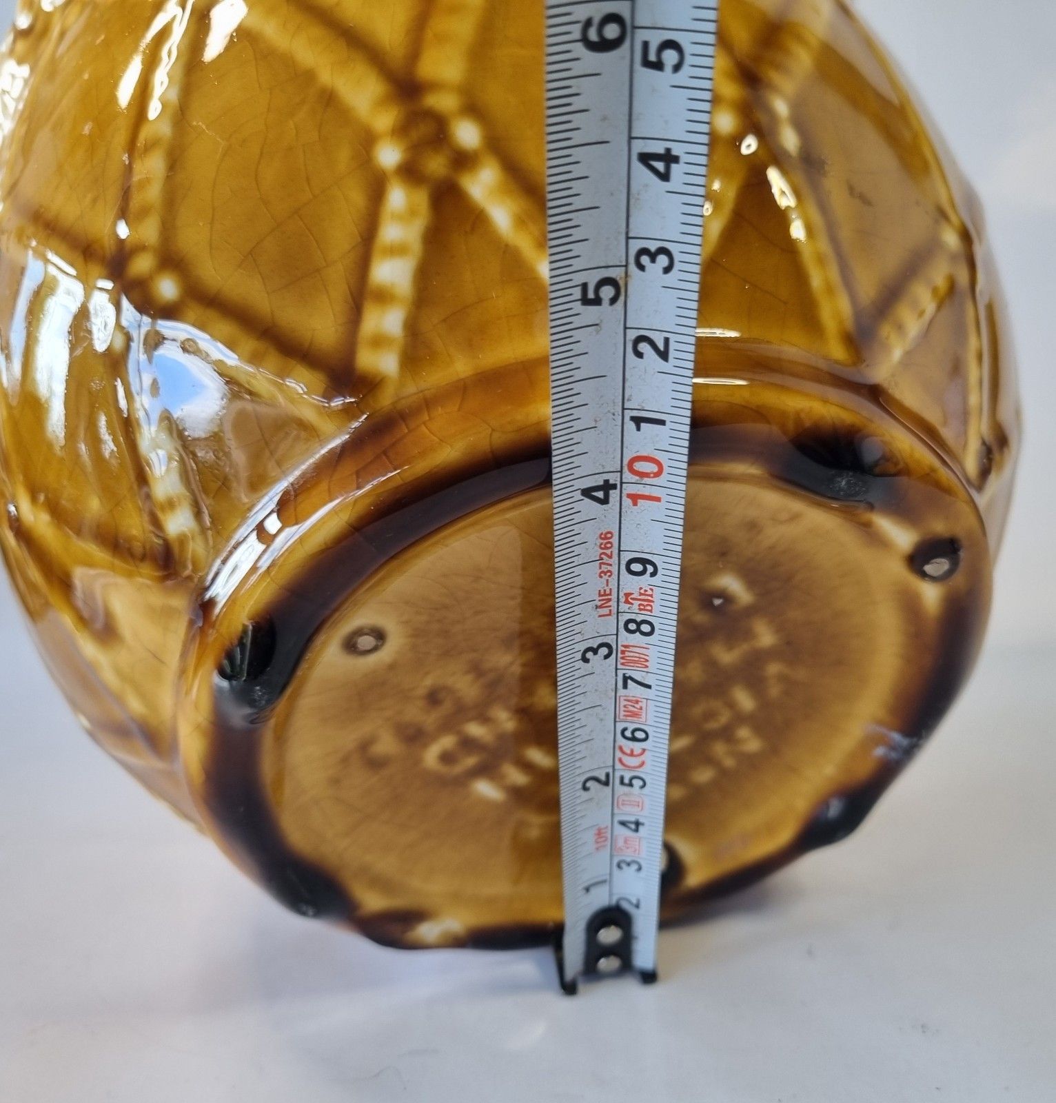 photo vintage Antique C1919 Medium Mustard Yellow Majolica Jardiniere Ornate Floral Plant Pot